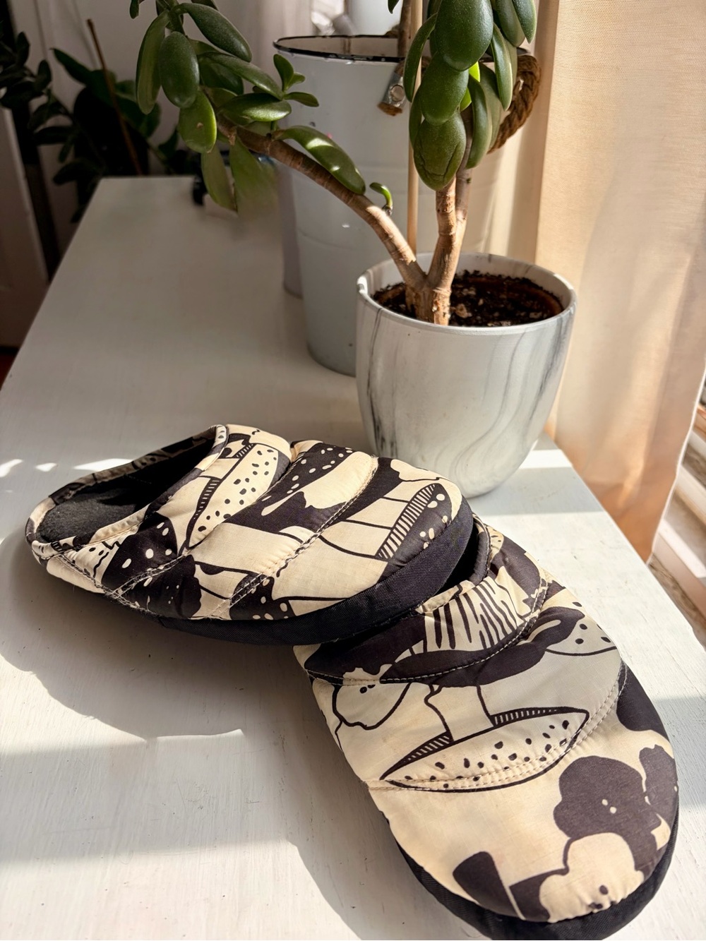 BAGGU Women’s Black & Cream Mushroom Quilted Puffy Slippers Small/Medium - Picture 3 of 7